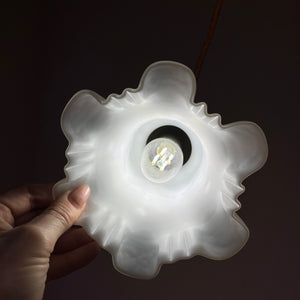 Blumenlampe Milchglas Messing aus Dänemark