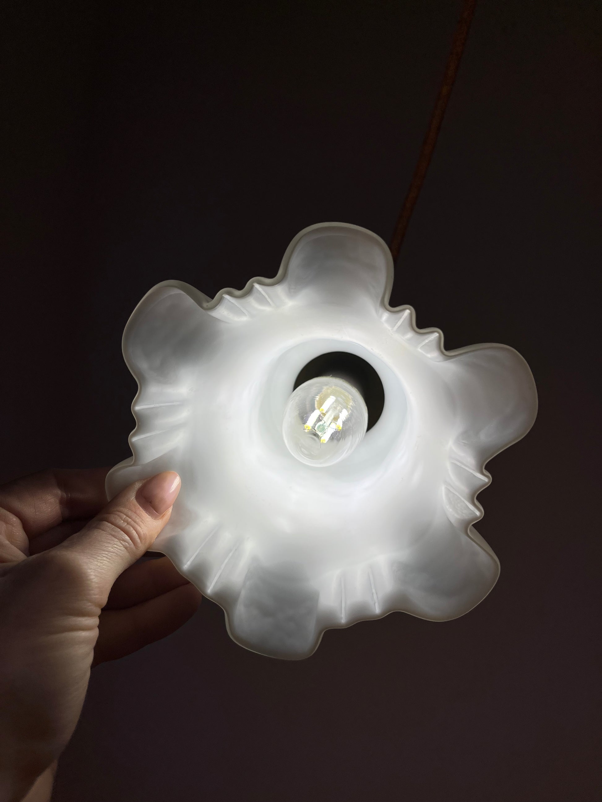 Blumenlampe Milchglas Messing aus Dänemark