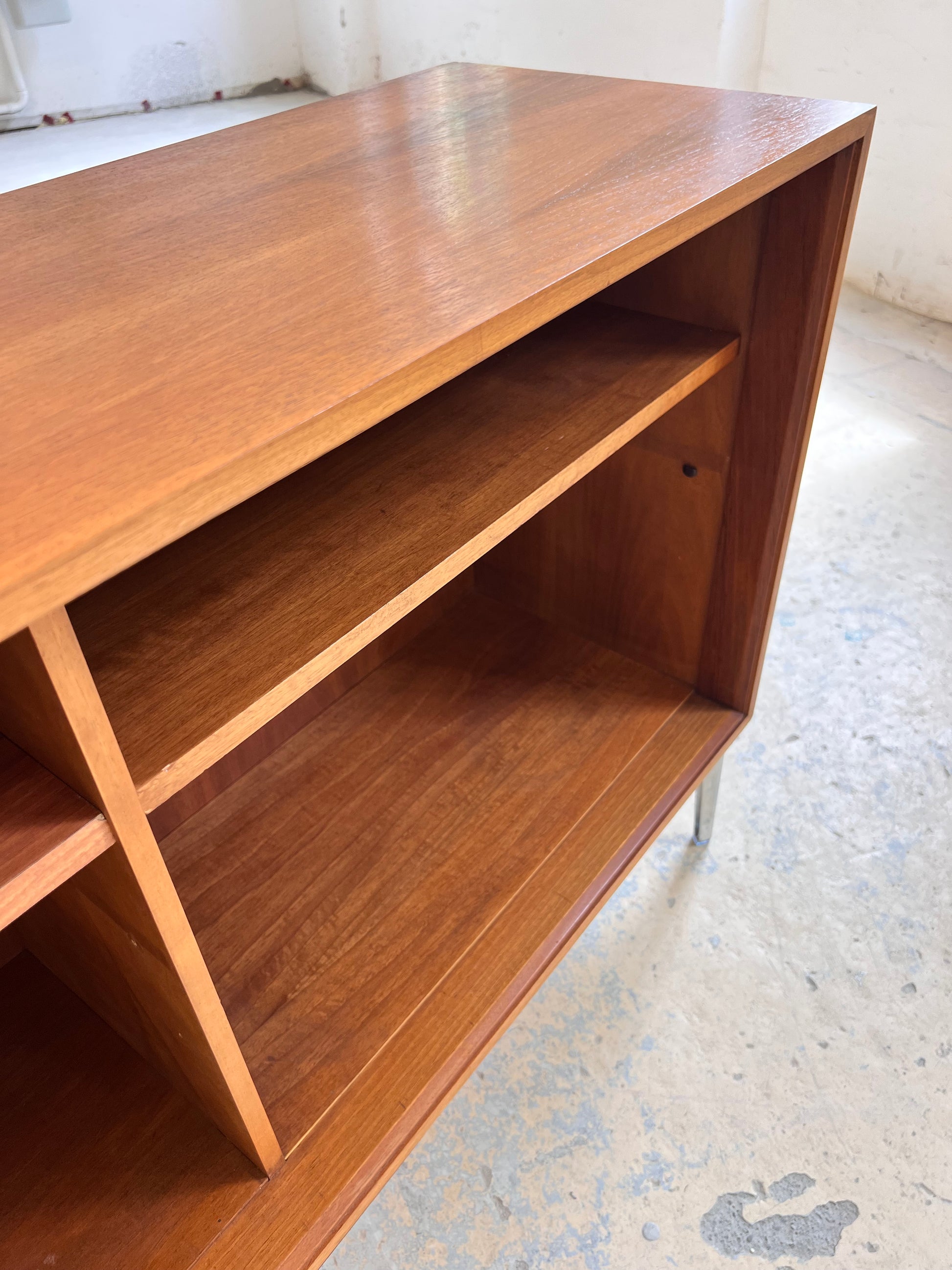 Sideboard Regal Nussbaum mit neuen Chromfüßen