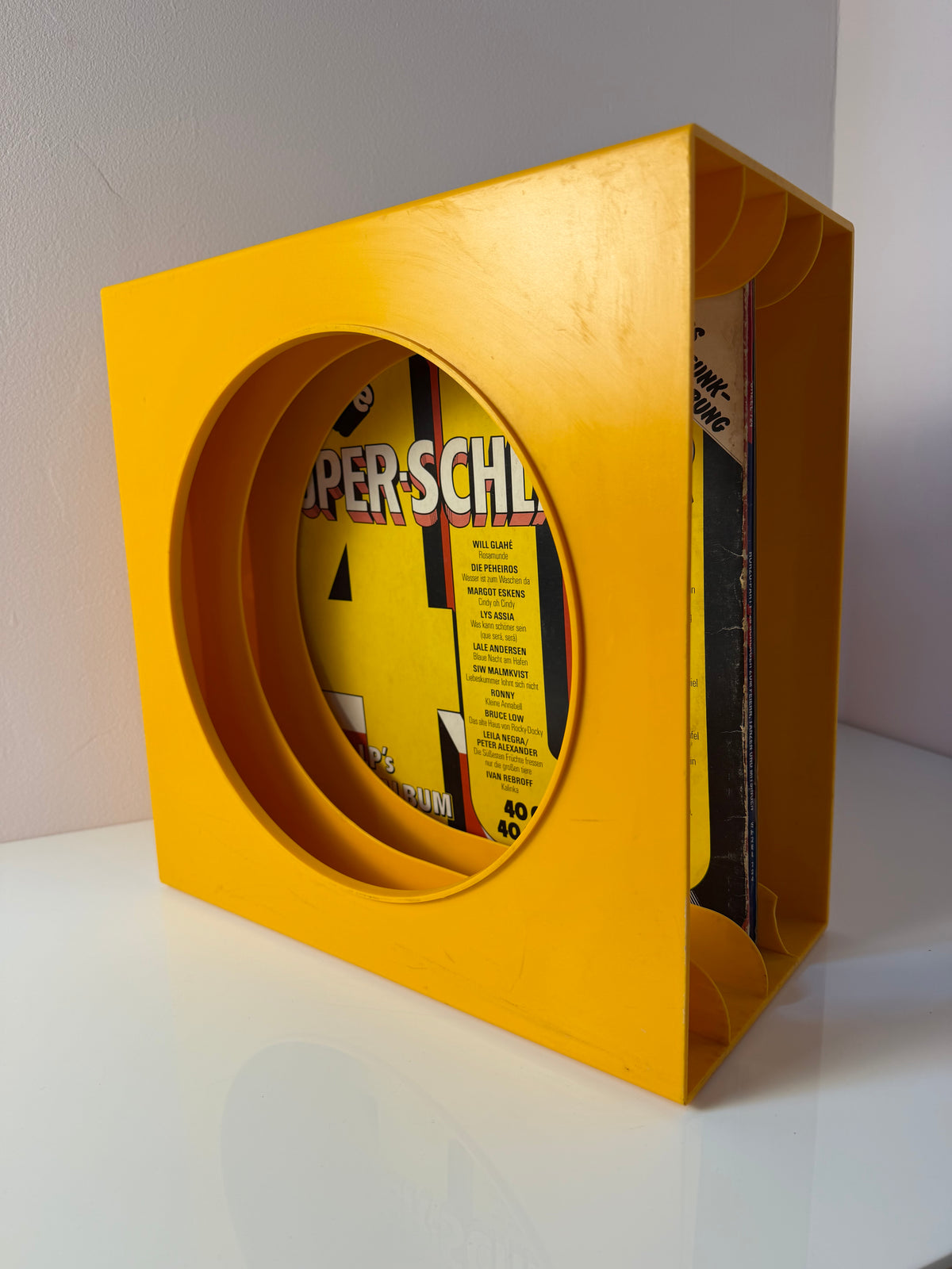Schallplattenständer gelb von Schweizer Design