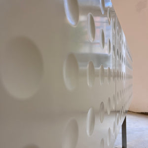 Sideboard weiß mit kreisförmigem Reliefmuster aus Belgien
