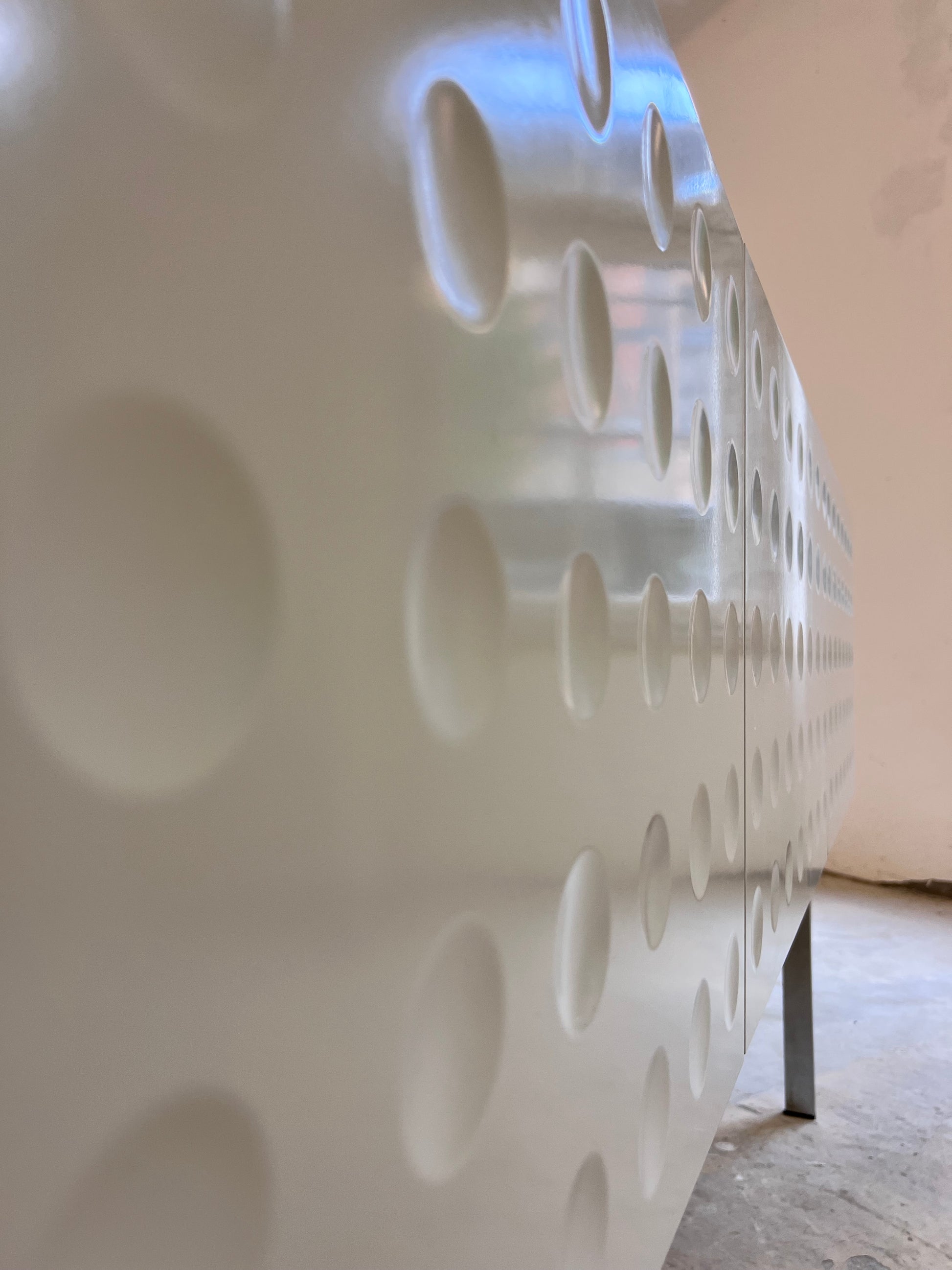 Sideboard weiß mit kreisförmigem Reliefmuster aus Belgien