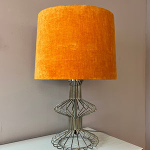 Tischlampe mit orangem Samtschirm
