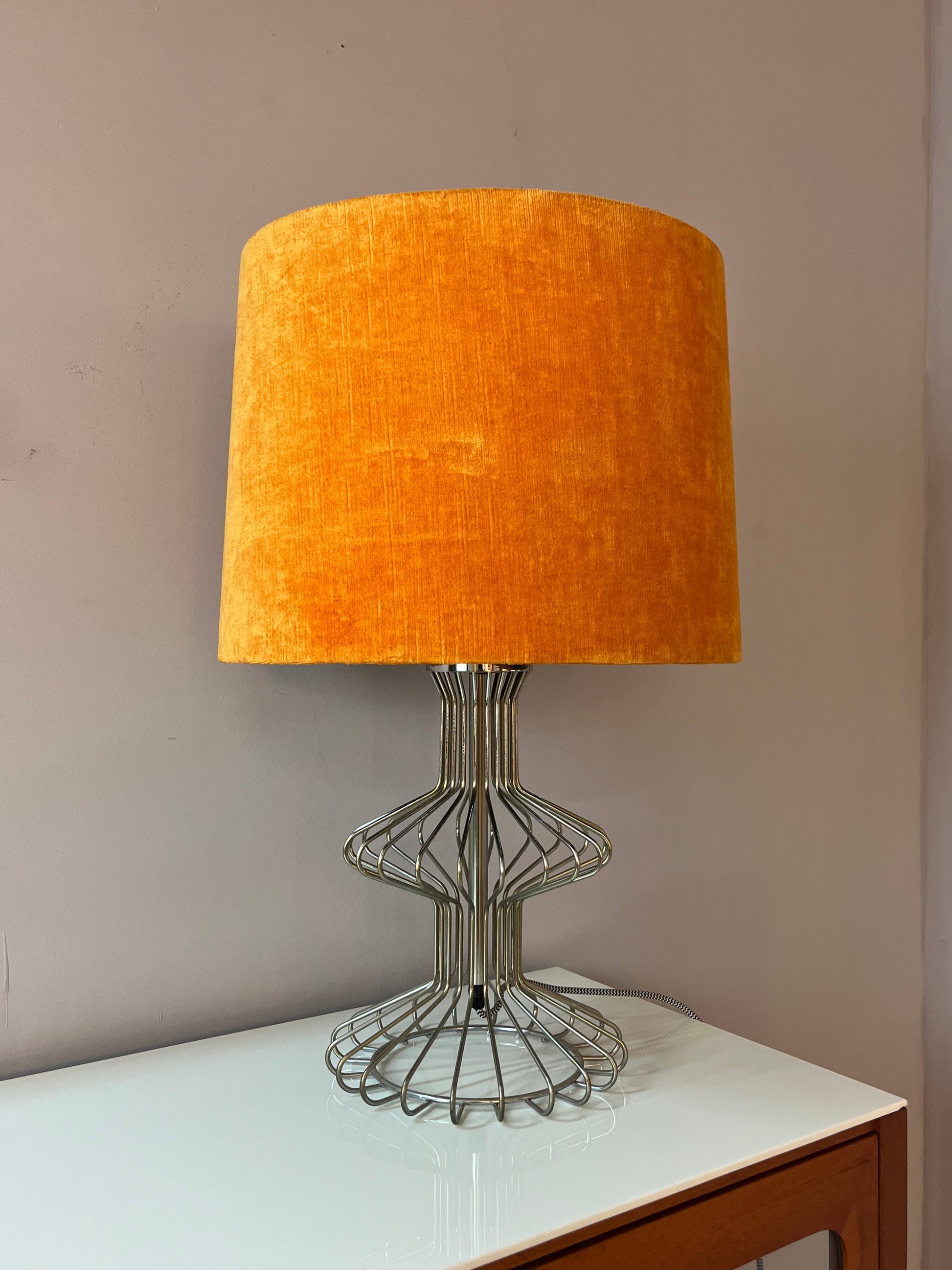 Tischlampe mit orangem Samtschirm