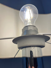 Lade das Bild in den Galerie-Viewer, Stehlampe Chrom mit grauem Schirm

