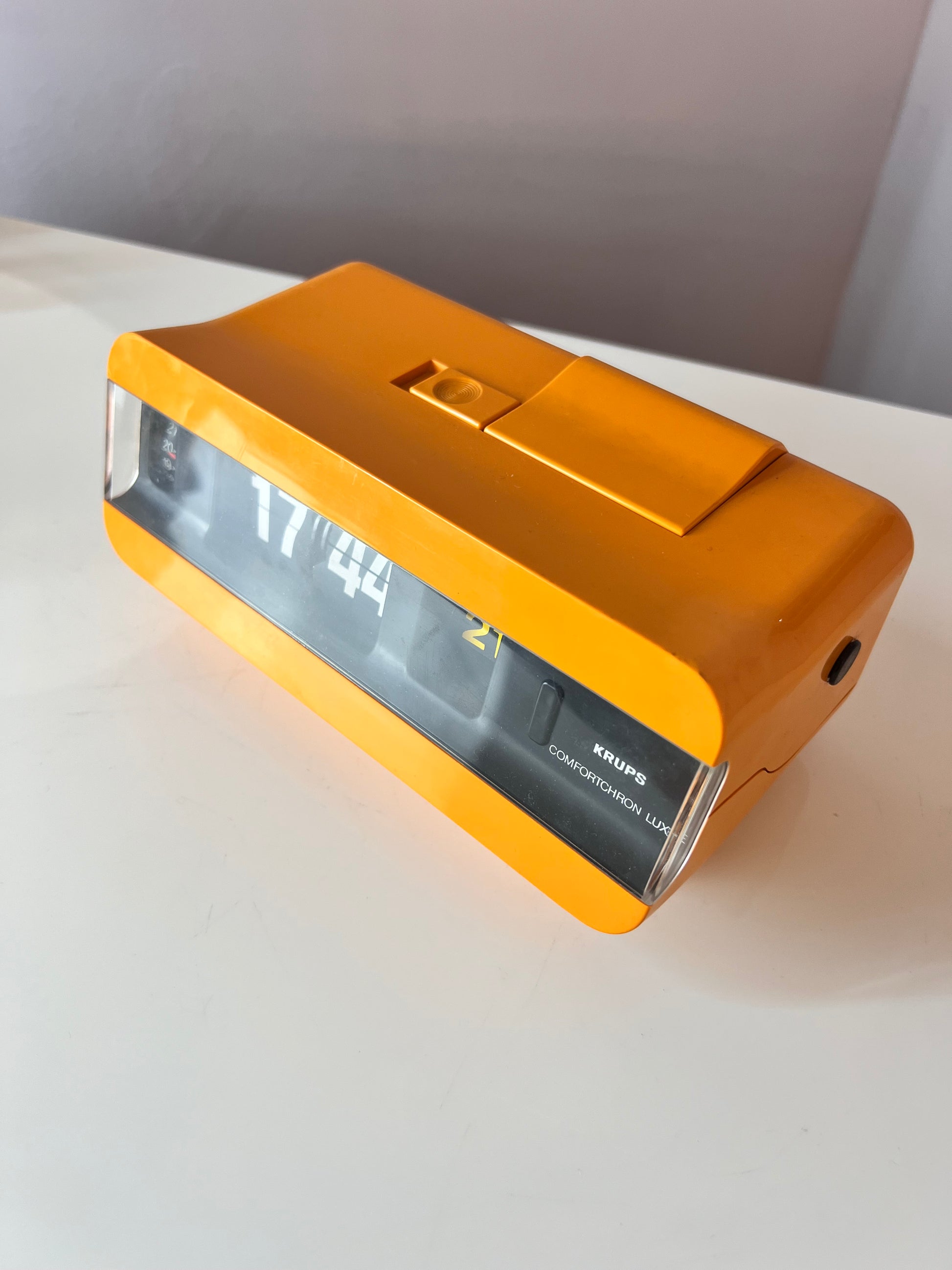 Wecker Comfortchron orange mit Klappzahlen von KRUPS