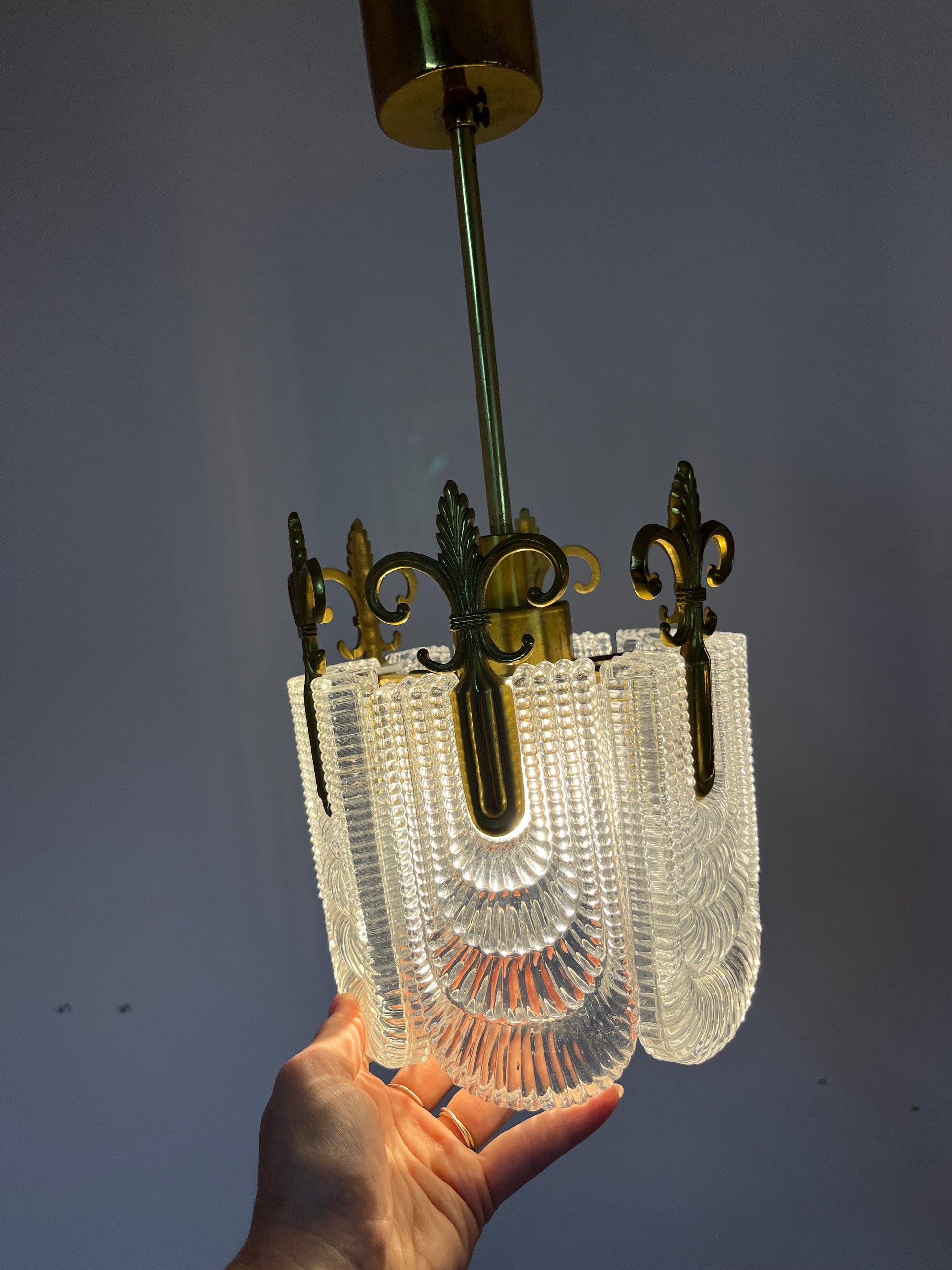 Kleiner Lilien Kronleuchter Glas Messing aus Deutschland