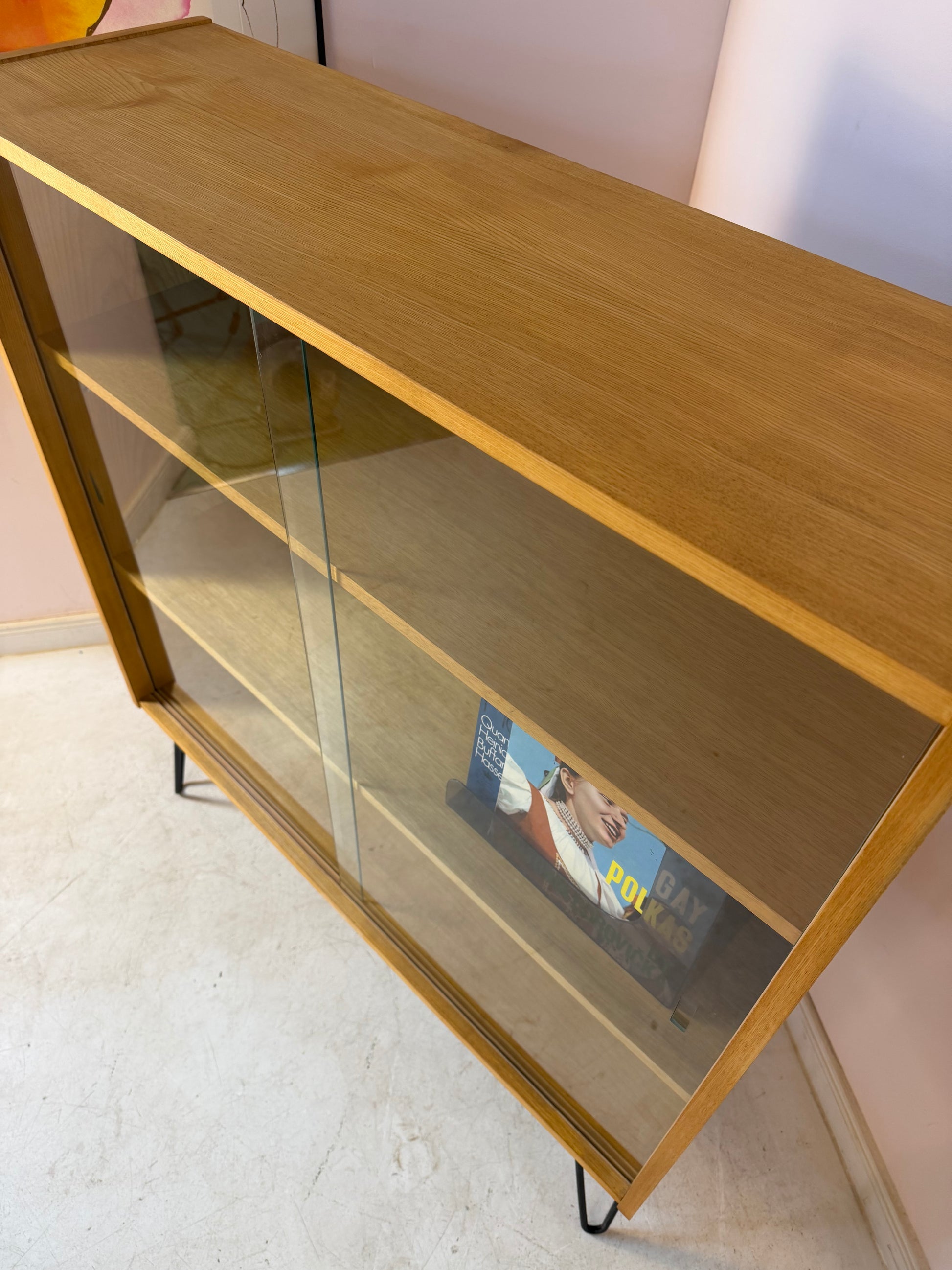 Vitrine Typ 430 mit neuen Hairpinlegs von Joachim Nebelung für Hellerau