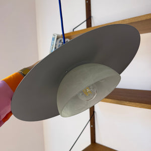 Lamellenlampe silbergrau mit marmoriertem Glasschirm aus Dänemark