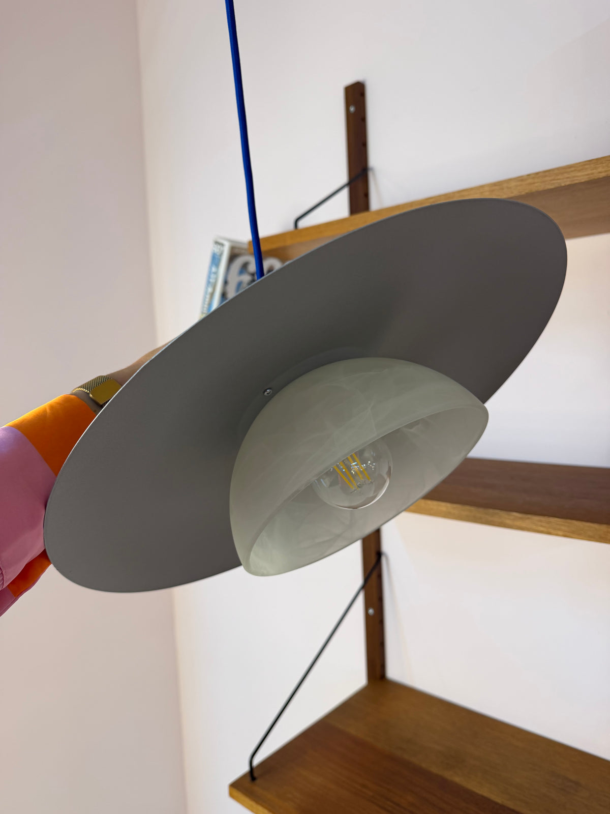 Lamellenlampe silbergrau mit marmoriertem Glasschirm aus Dänemark