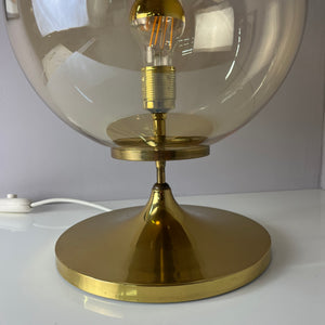 Tischlampe mit Glaskugel und Messingfuß