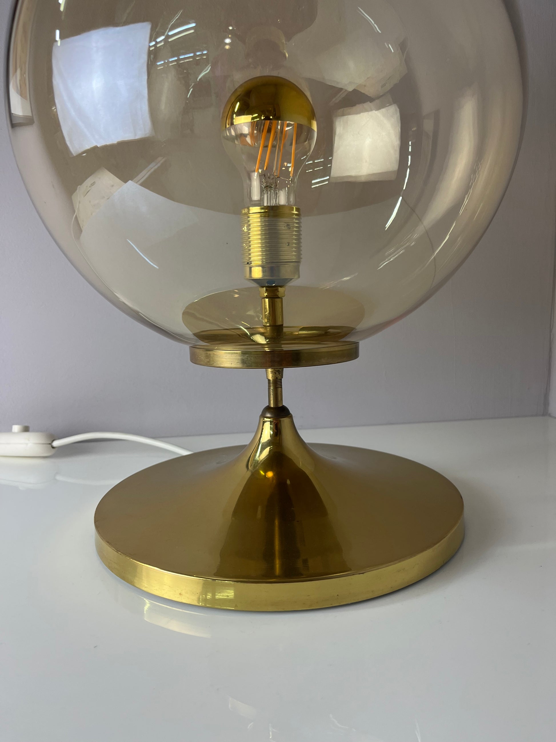 Tischlampe mit Glaskugel und Messingfuß