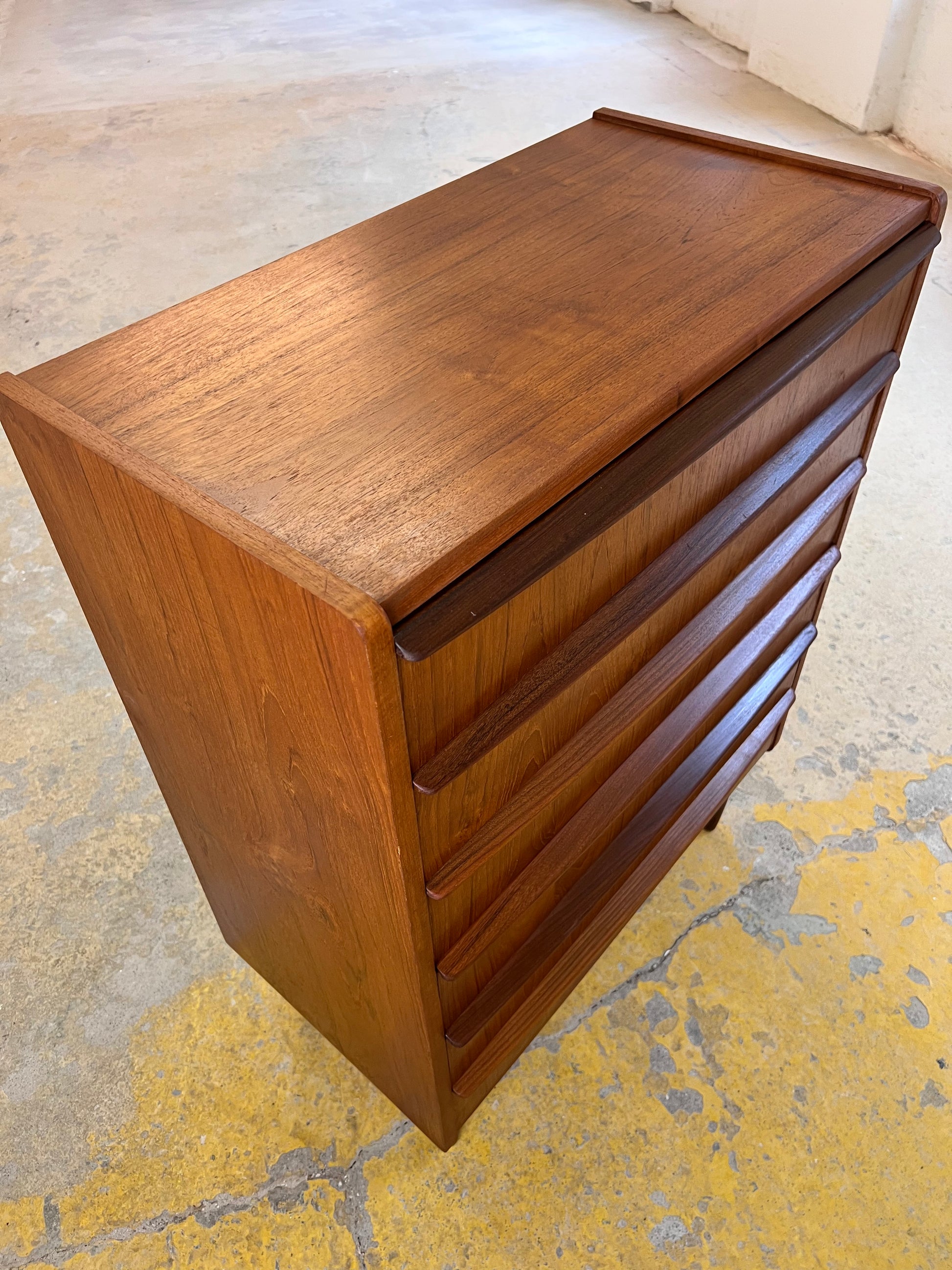 Kommode Teak mit geraden Griffen aus Dänemark