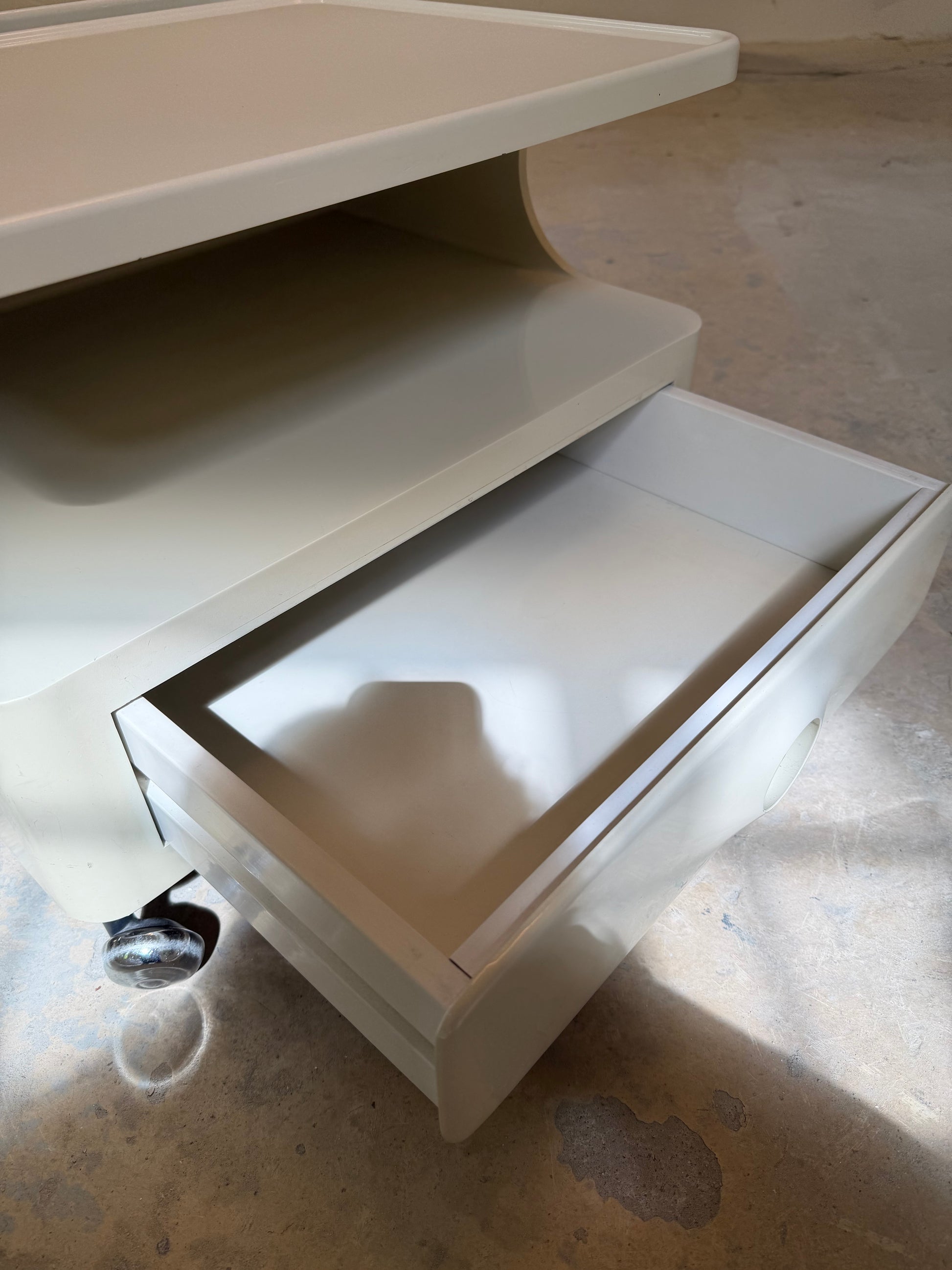 Nachtschrank / Beistelltisch weiß auf Rollen von OPAL Möbel