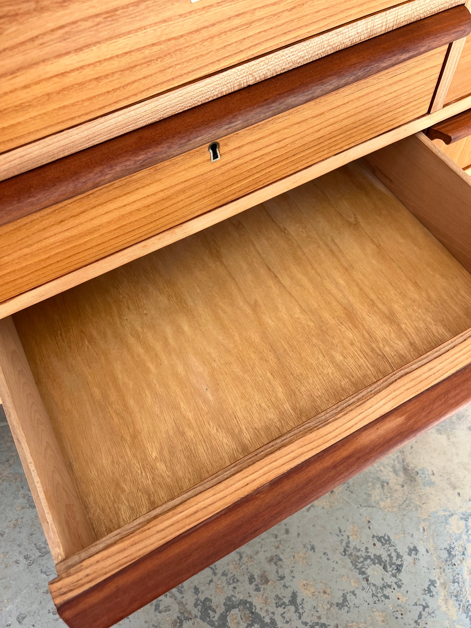 Sideboard Esche mit Schranktüren und Schubladen