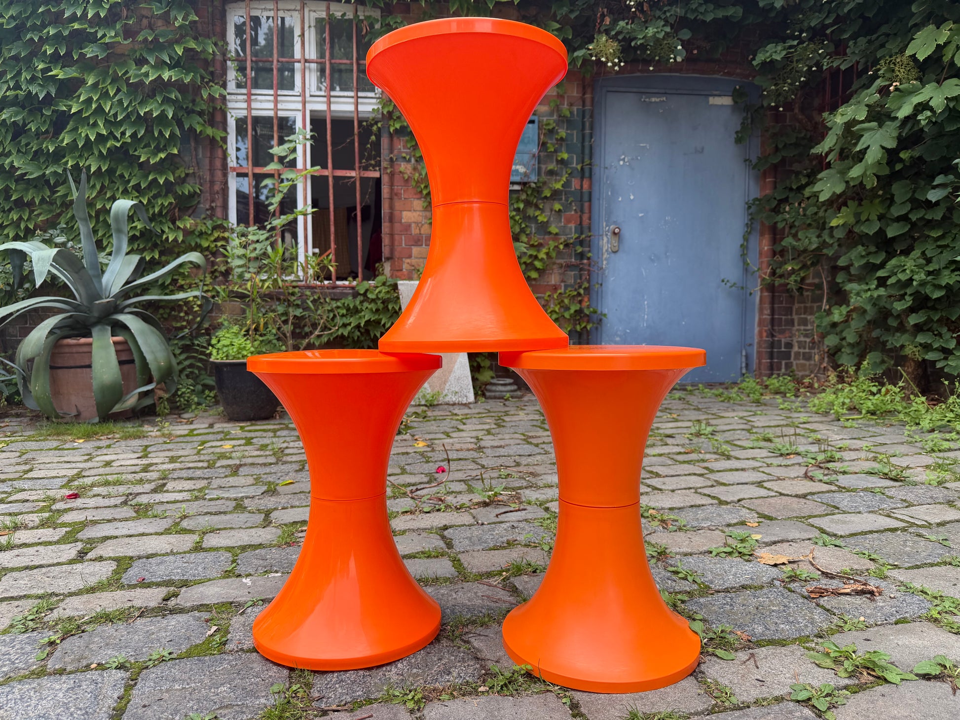 Hocker Tam Tam orange von von Henri Massonnet