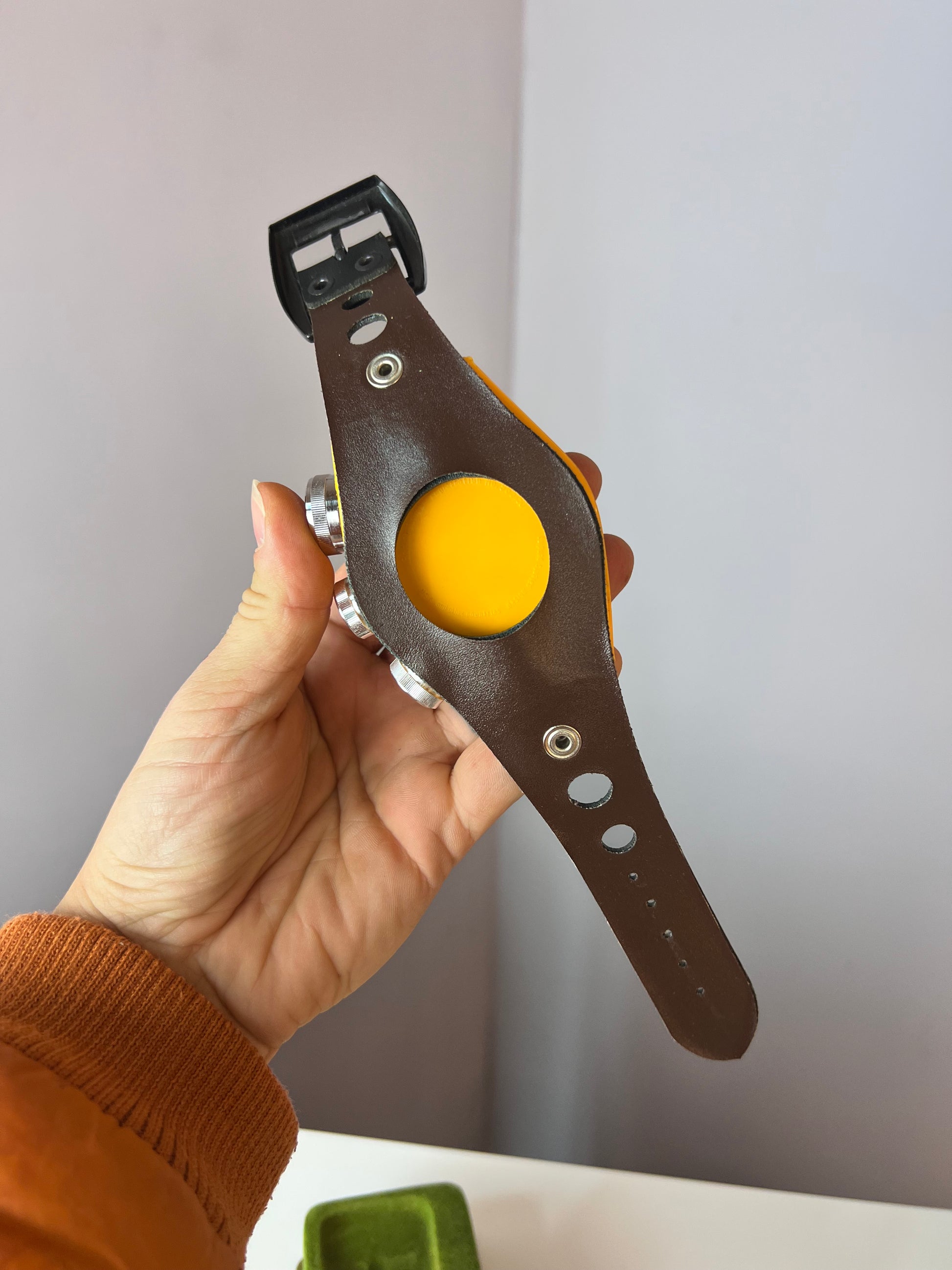 Wandradio in Form einer Armbanduhr