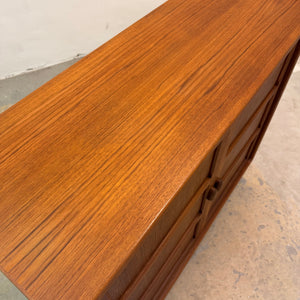 Schrank Teak mit neuen Chromfüßen aus Dänemark
