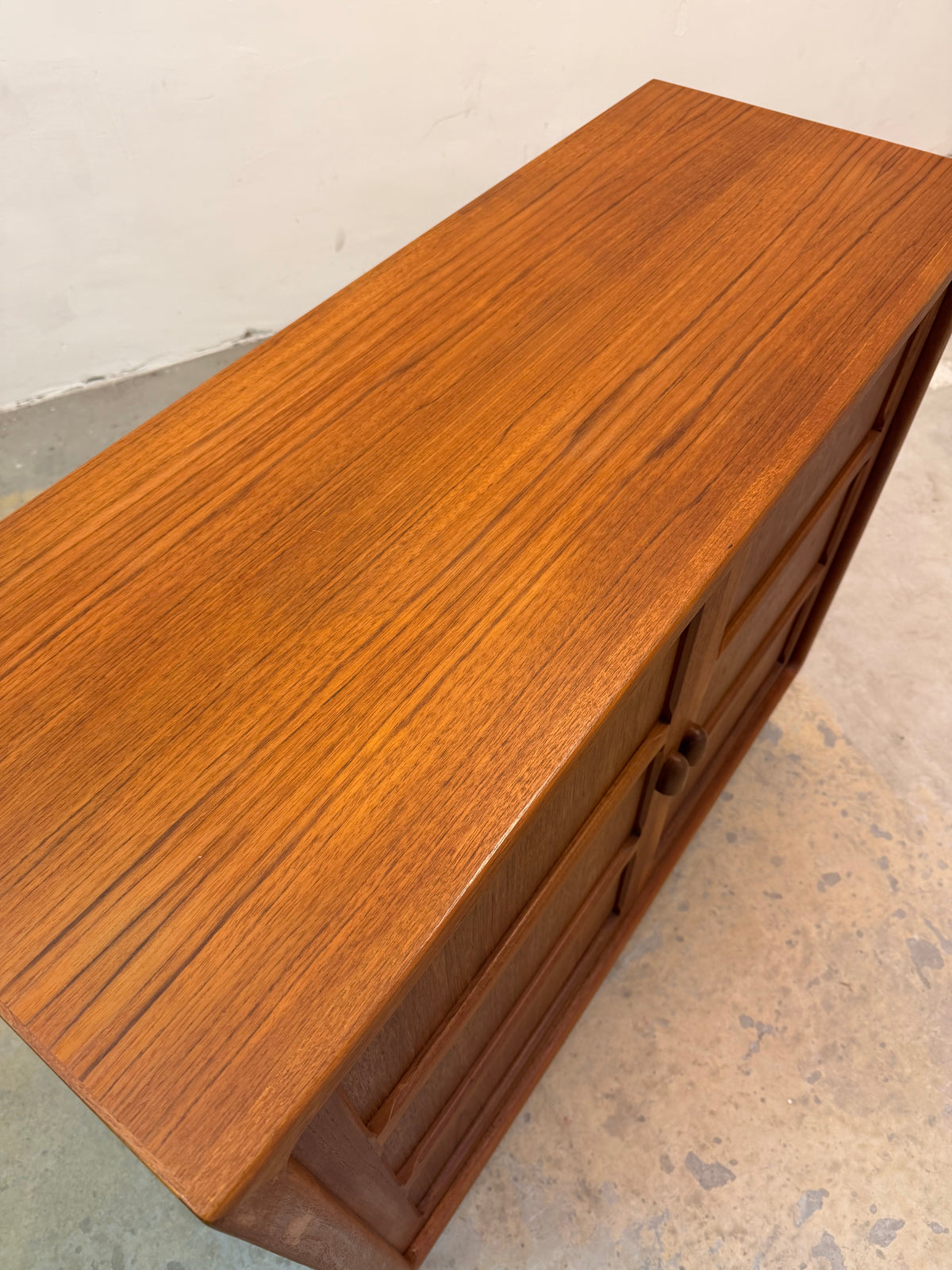 Schrank Teak mit neuen Chromfüßen aus Dänemark