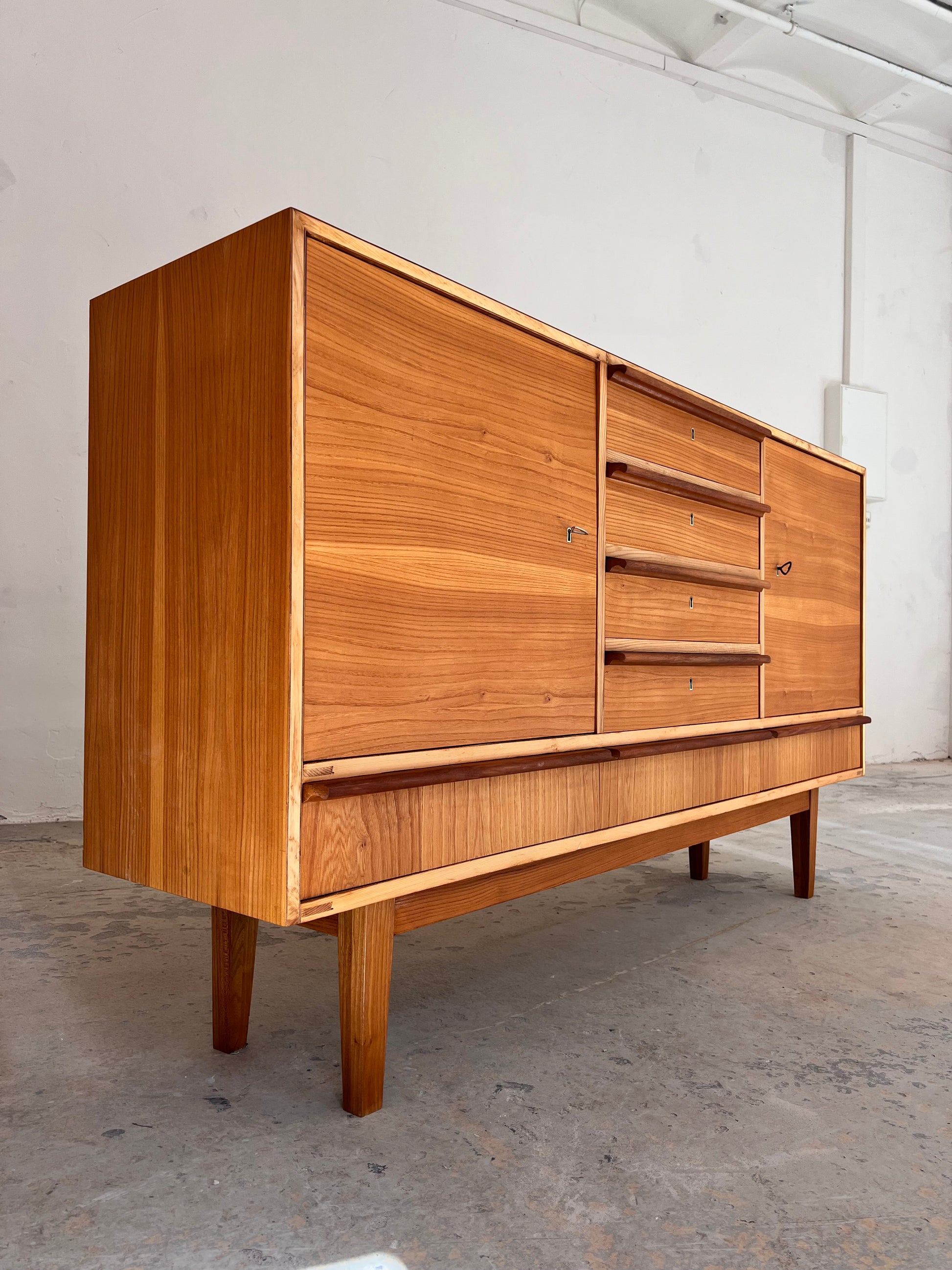 Sideboard Esche mit Schranktüren und Schubladen