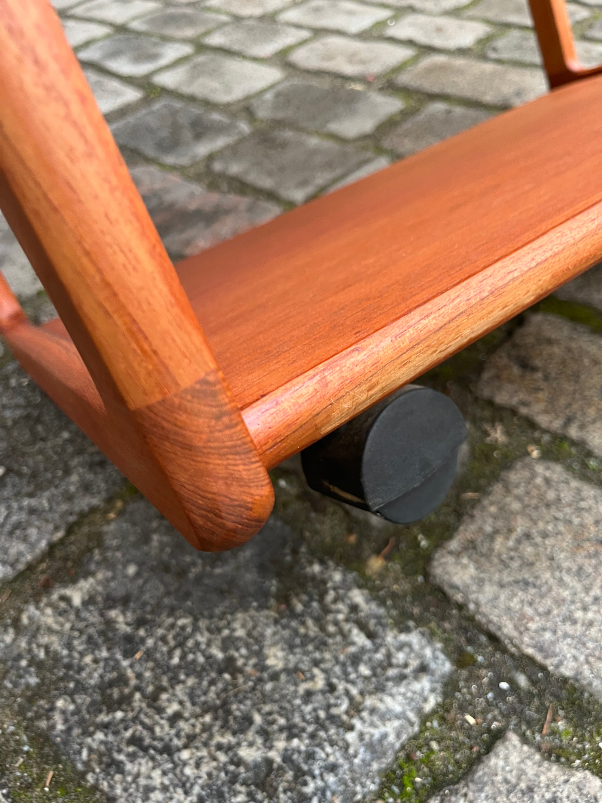 Couchtisch Teak mit Rollen von Korup
