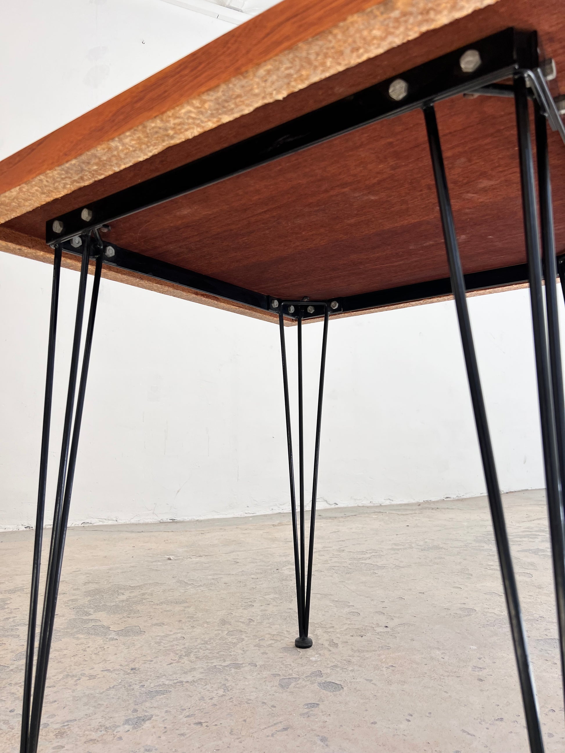 Quadratischer Esstisch Teak mit original Hairpinlegs