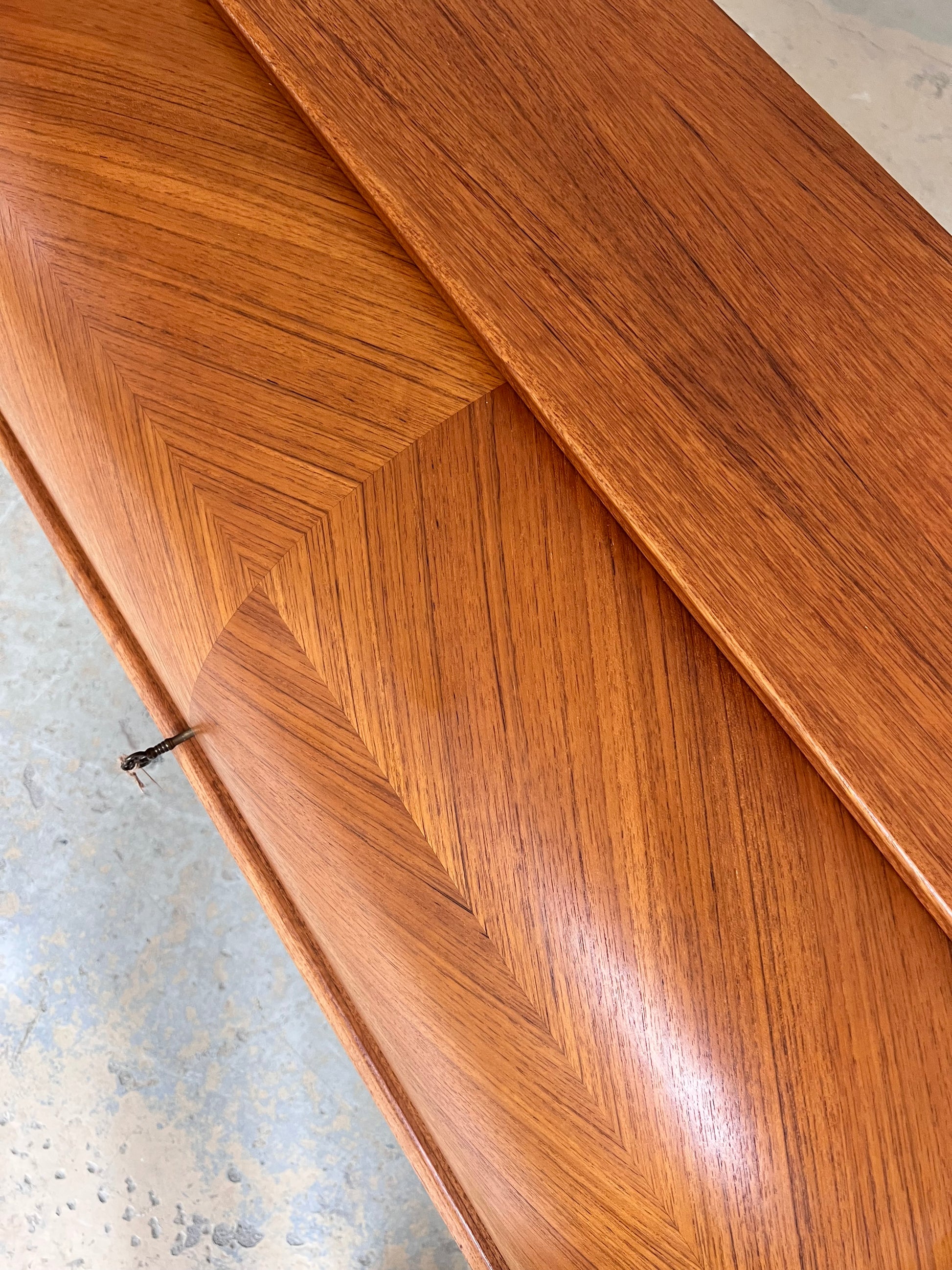 Sekretär Teak halbrund mit Schloss aus Dänemark
