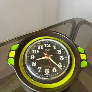 Wanduhr grün braun Keramik