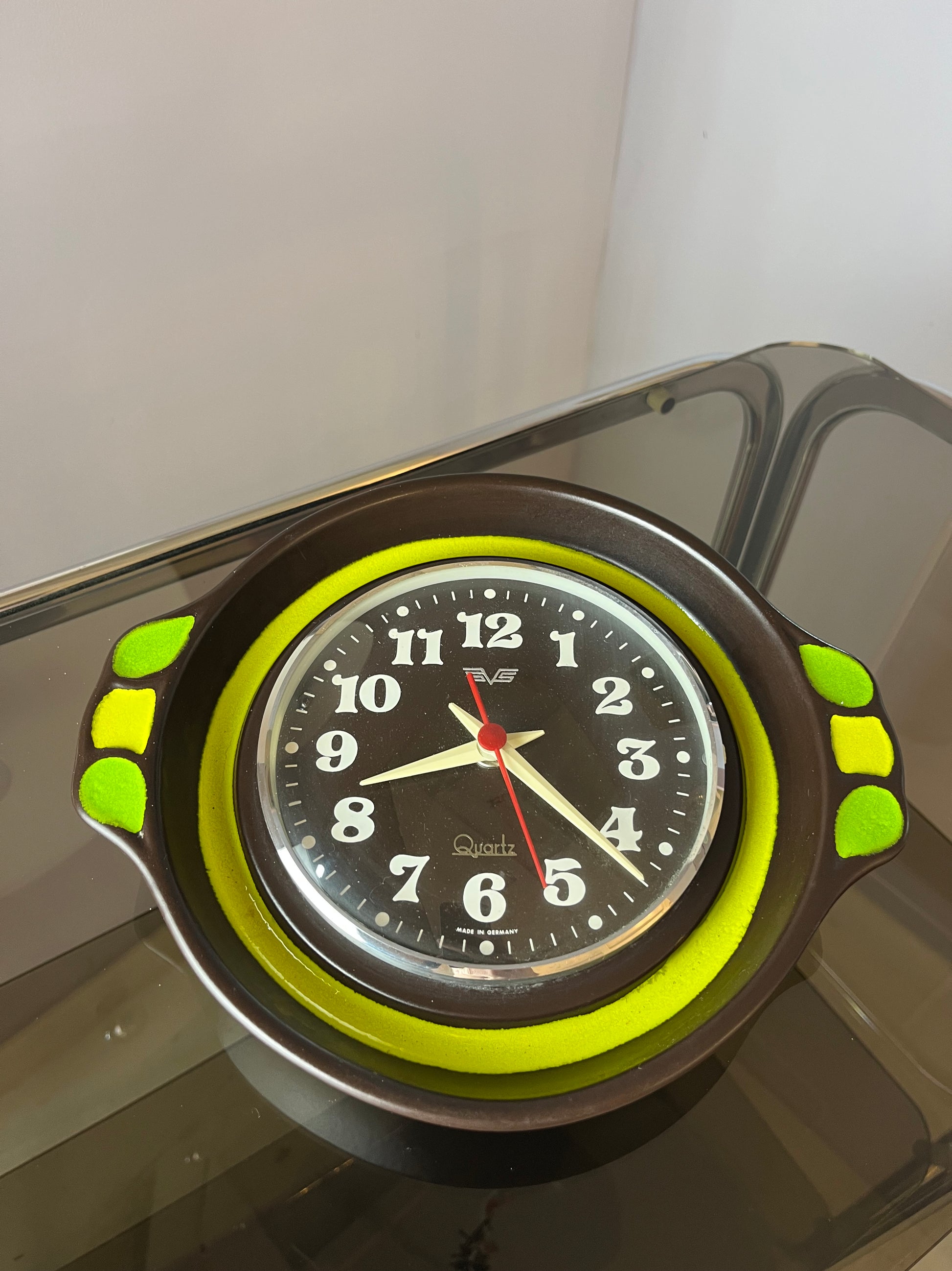 Wanduhr grün braun Keramik
