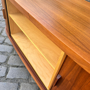 Eckbar Nussbaum mit drehbarem Regal