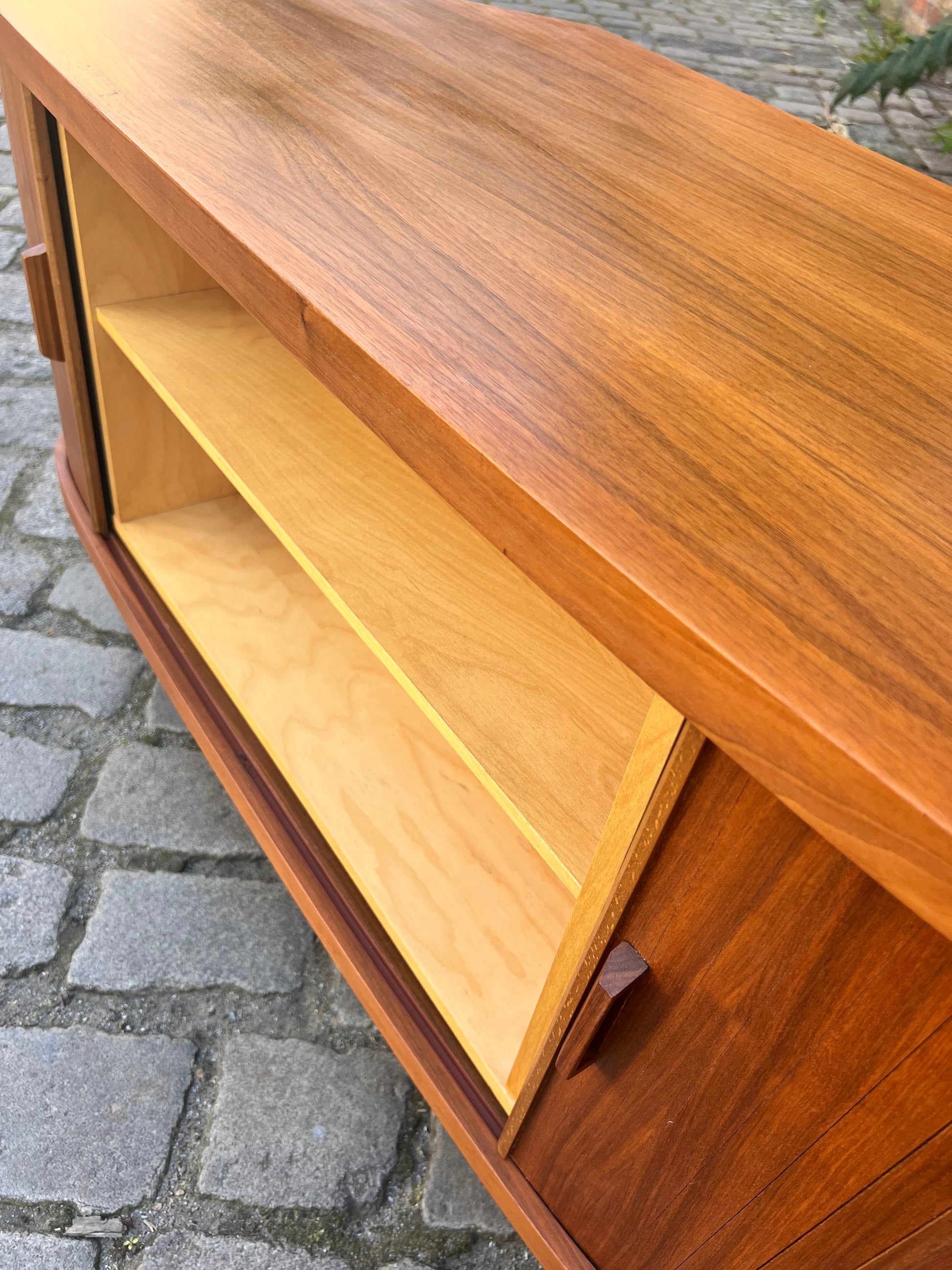 Eckbar Nussbaum mit drehbarem Regal