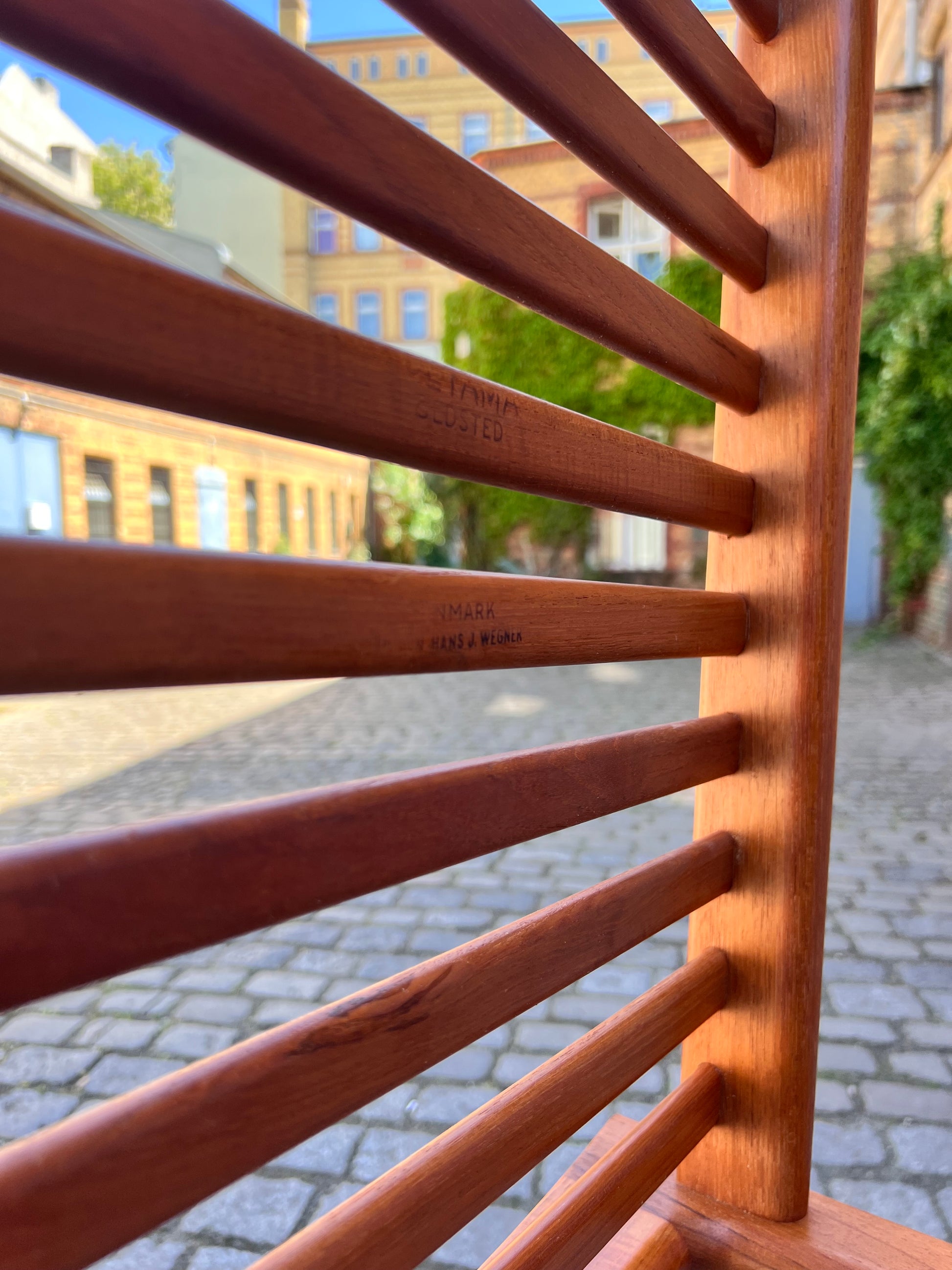 Hocker mit Lederkissen von Hans J. Wegner