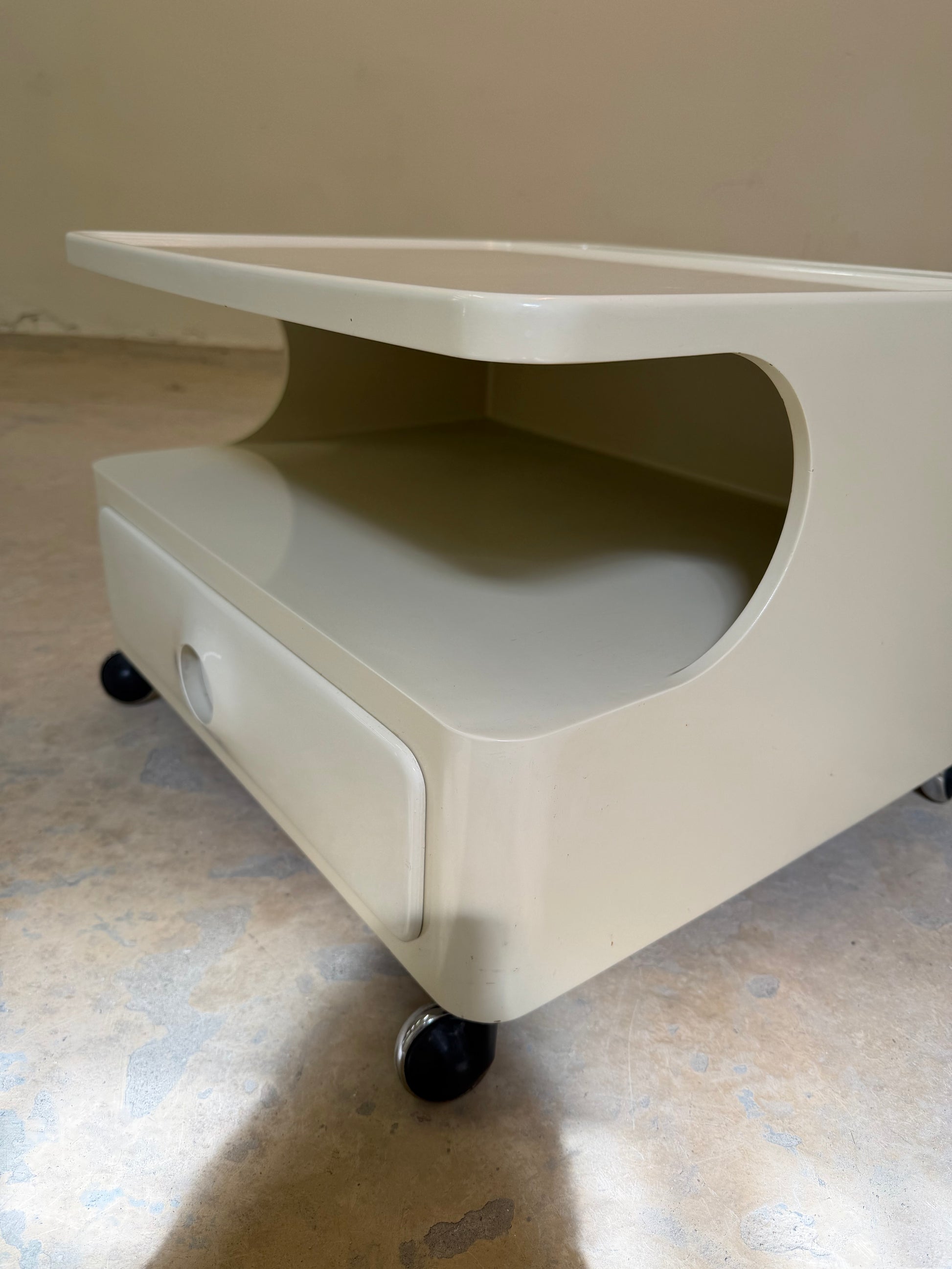 Nachtschrank / Beistelltisch weiß auf Rollen von OPAL Möbel