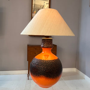 Tischlampe Fat Lava mit Naturseidenschirm orange braun Keramik von JASBA