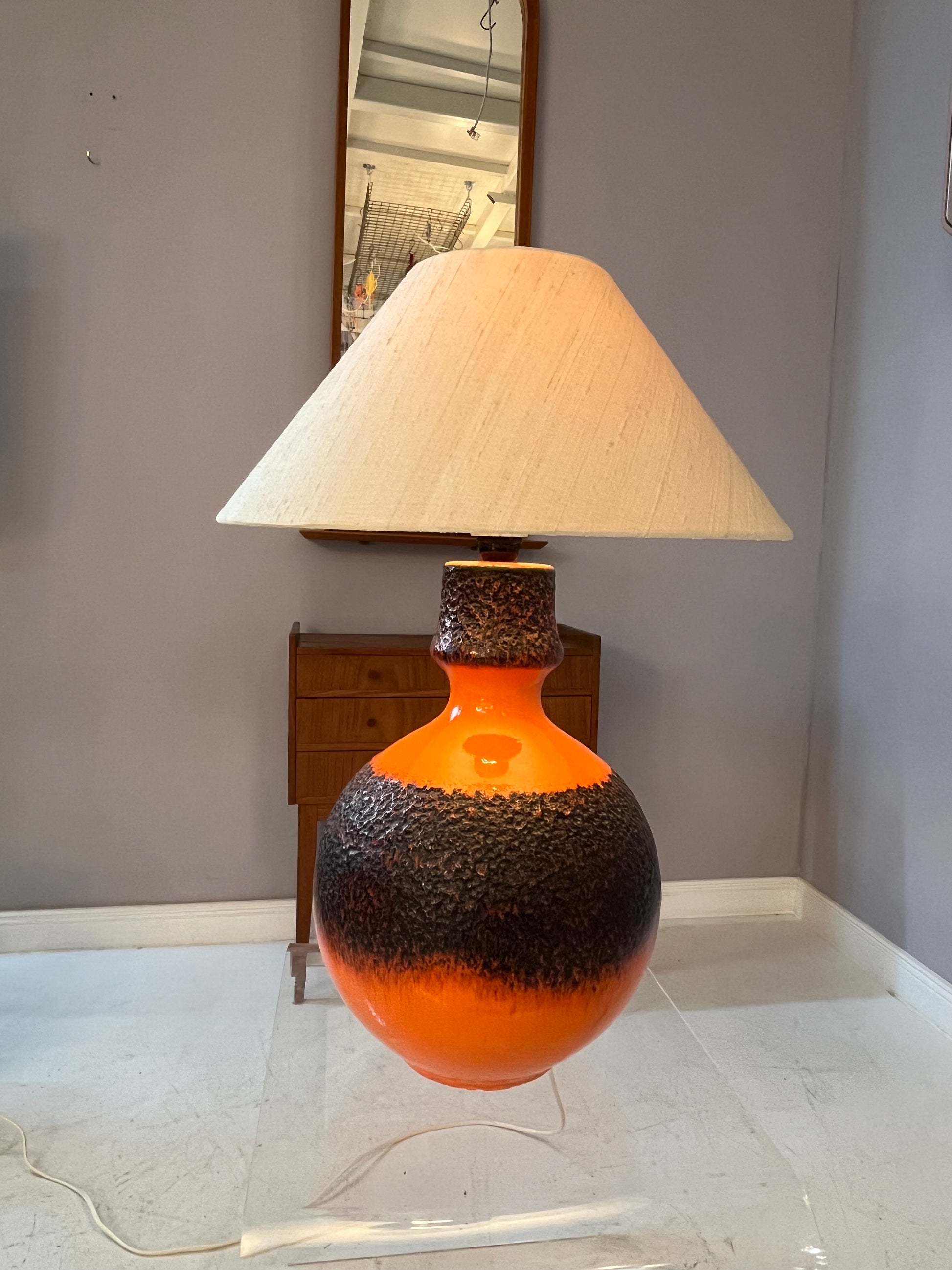 Tischlampe Fat Lava mit Naturseidenschirm orange braun Keramik von JASBA