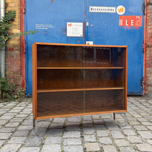 Vitrine Nussbaum mit neuen Chromfüßen von Störmer & Sohn