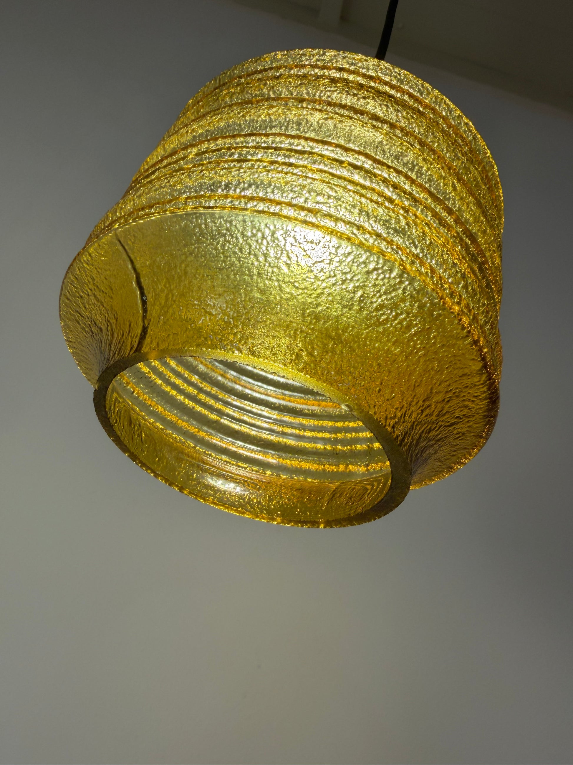 Hängelampe goldbraun Strukturglas Messing aus Dänemark