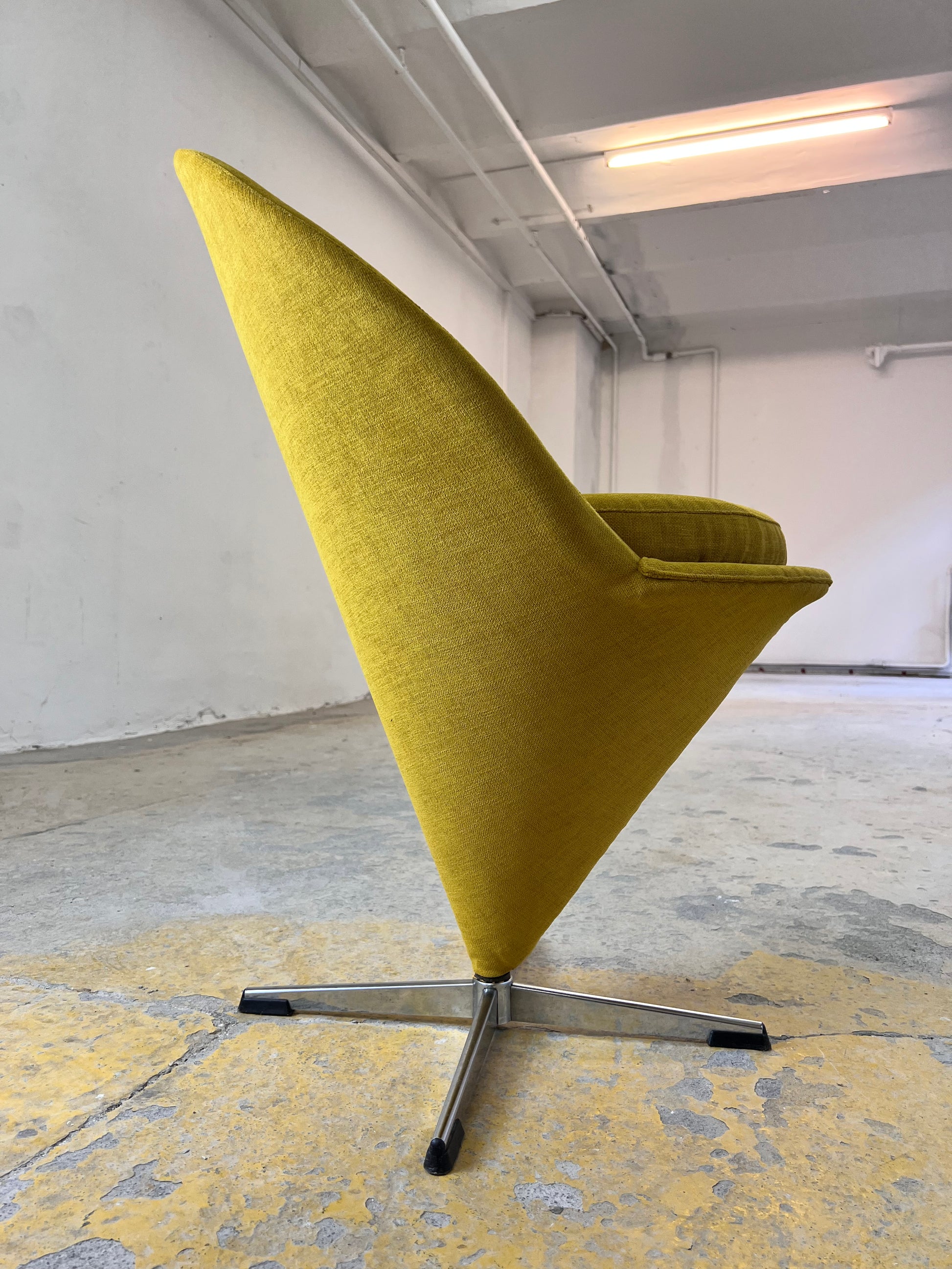 „Cone Chair“ gelb von Verner Panton neu bezogen