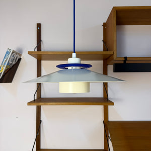 Lamellenlampe weiß mit blauem Akzentring aus Dänemark