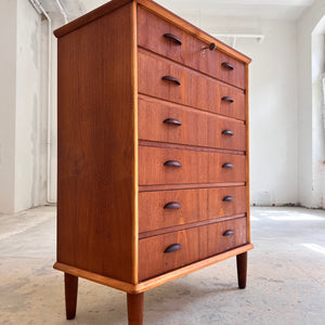 Kommode Teak mit Muschelgriffen & Schloss aus Dänemark