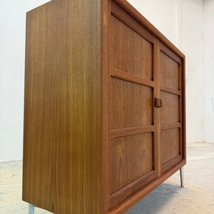 Schrank Teak mit neuen Chromfüßen aus Dänemark