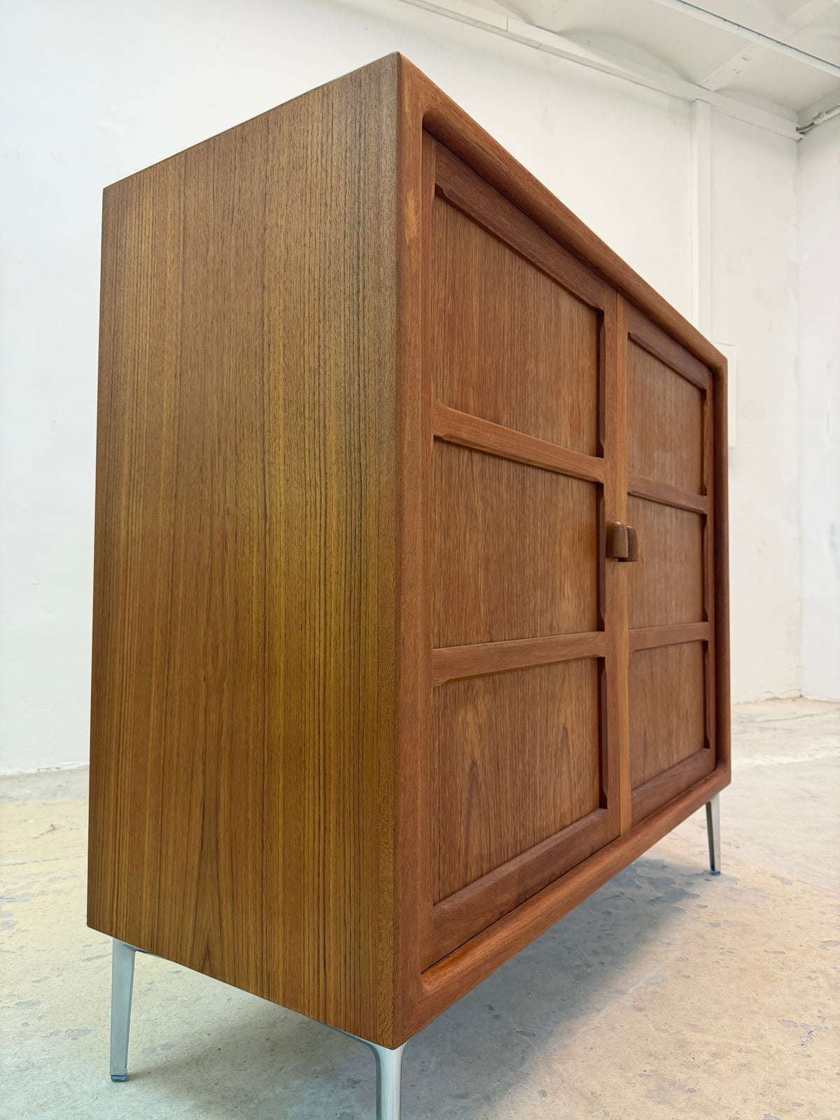 Schrank Teak mit neuen Chromfüßen aus Dänemark