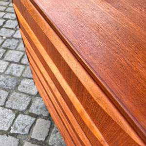 Kommode Teak mit durchgängigen Griffen