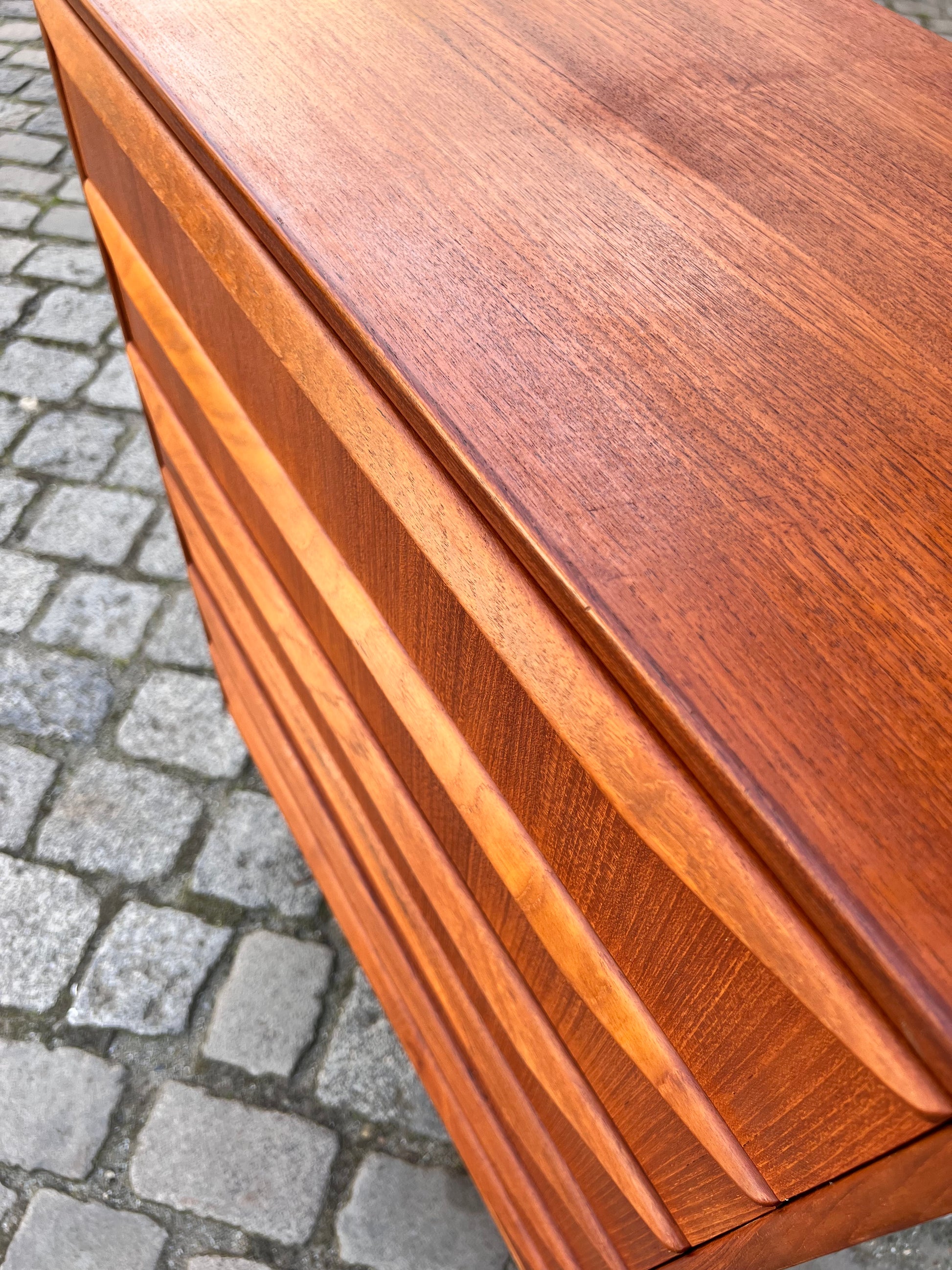 Kommode Teak mit durchgängigen Griffen