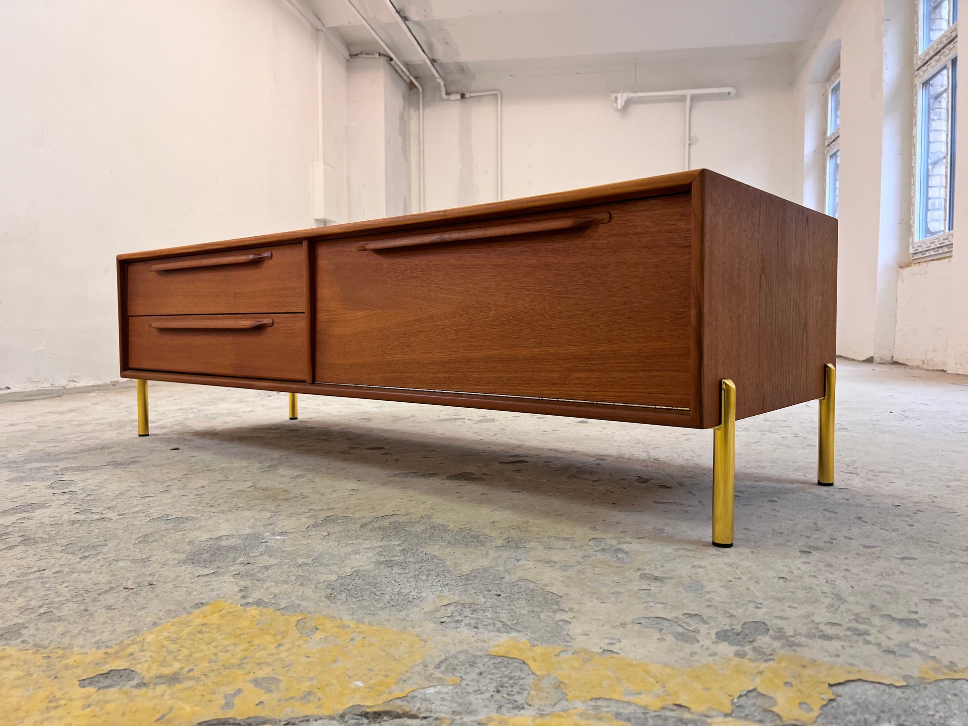 Lowboard Teak mit neuen Metallbeinen von rt Möbel