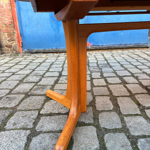 Ausziehbarer Esstisch Teak mit integriertem Fach für Platten