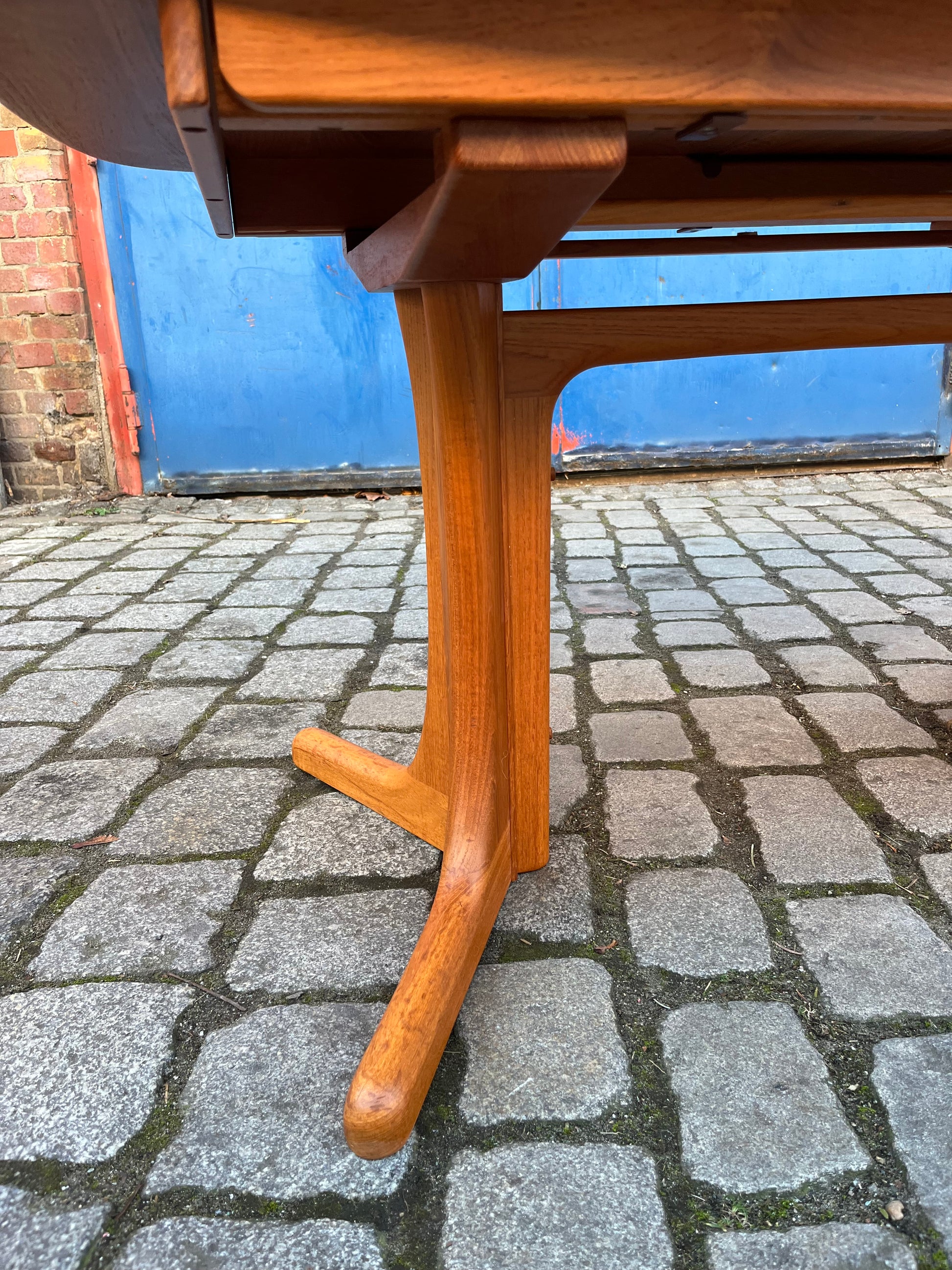 Ausziehbarer Esstisch Teak mit integriertem Fach für Platten