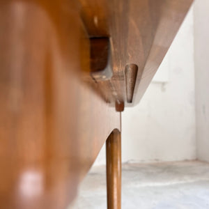 Ausziehbarer Esstisch mit Teak Tischplatte und Nussbaum Gestell