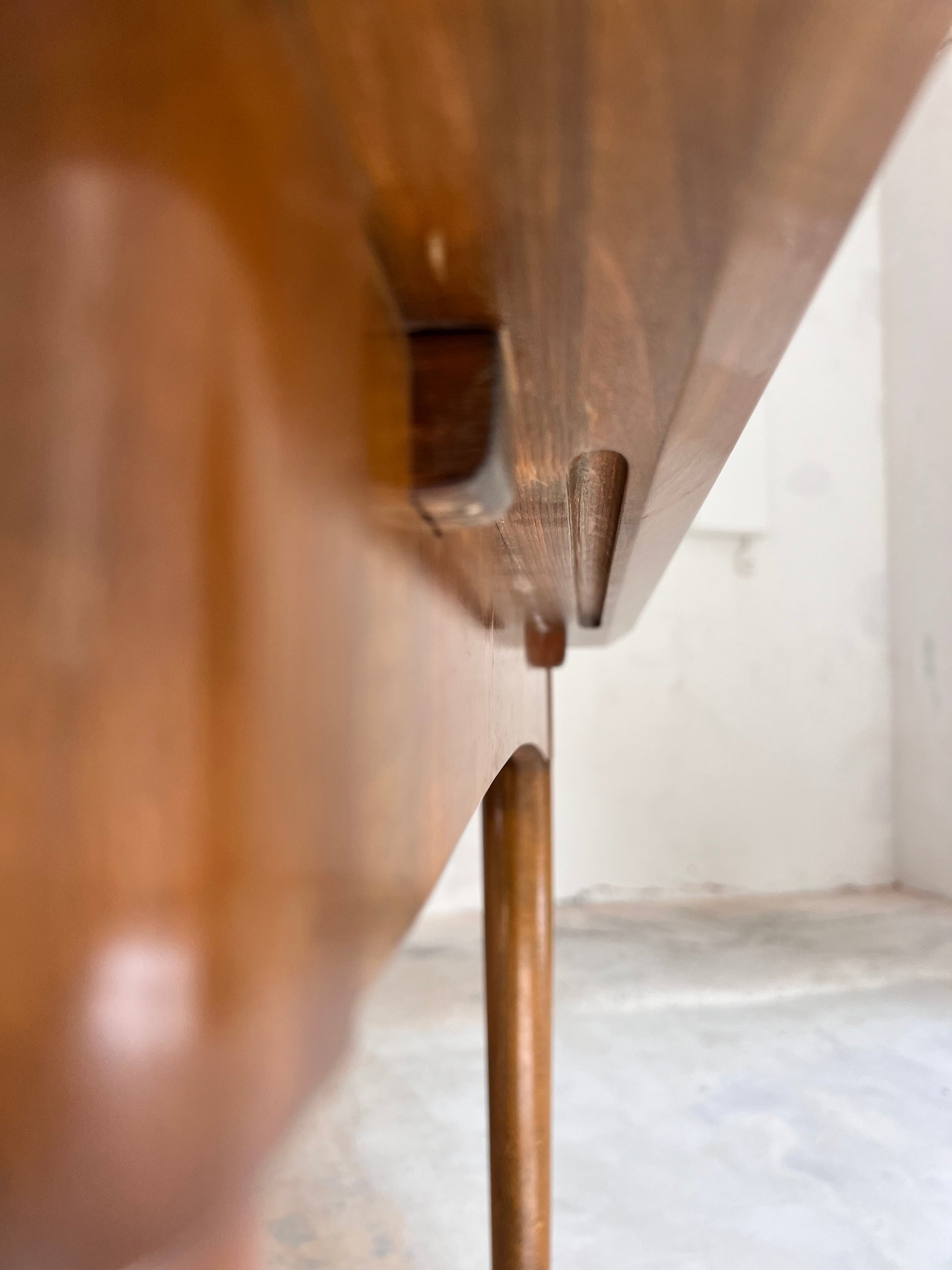 Ausziehbarer Esstisch mit Teak Tischplatte und Nussbaum Gestell