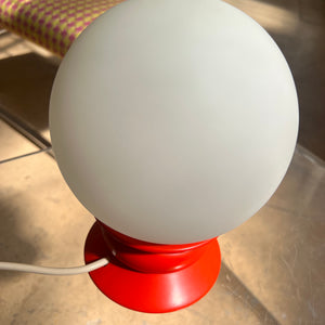 Tischlampe rot Opalglas von Temde